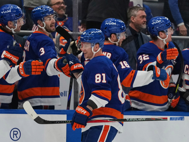 Ondřej Palát sa teší z prvého gólu v drese NY Islanders