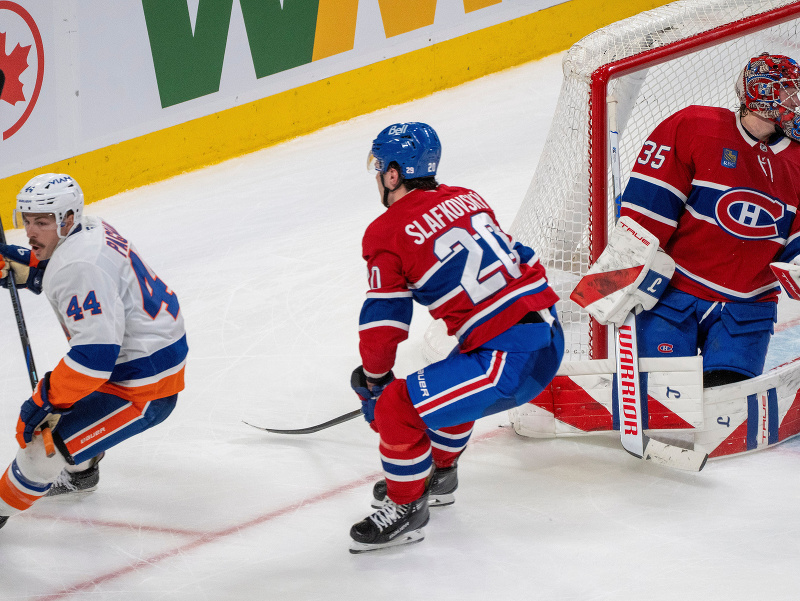 J.G. Pageau z NY Islanders strieľa víťazný gól, vedľa neho Juraj Slafkovský