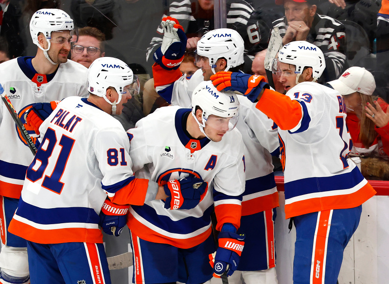 Tešiaci sa hráči NY Islanders, vpredu Ondřej Palát, Bo Horvat a Matt Barzal