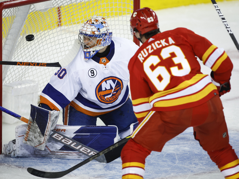 Slovenský hokejista Adam Ružička sa gólom a asistenciou podieľal na víťazstve Calgary nad New Yorkom Islanders 