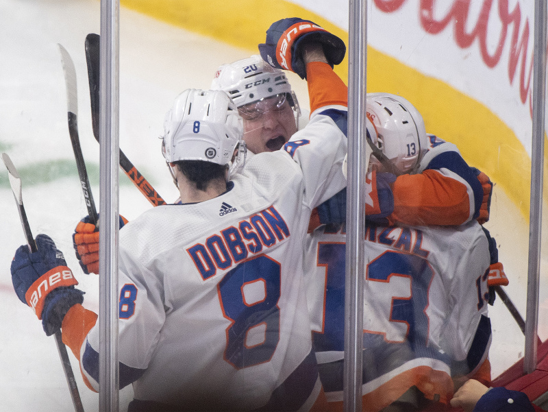 Hráči New York Islanders oslavujú gól.