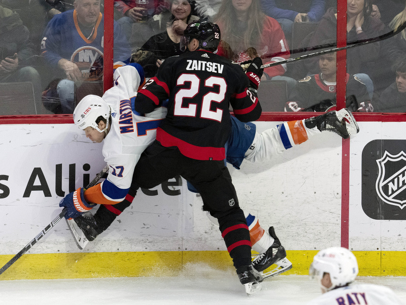 Ruský obranca Nikita Zajcev v drese Ottawy v zápase proti New Yorku Islanders 