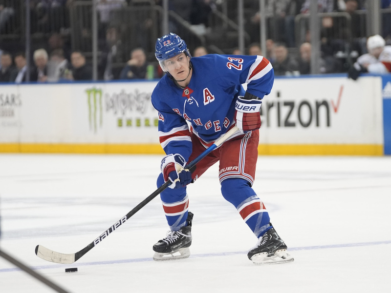 Obranca Adam Fox z New Yorku Rangers