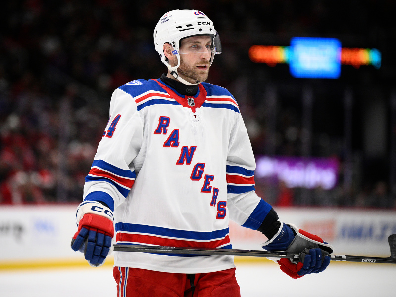 Obranca Carson Soucy v drese NY Rangers