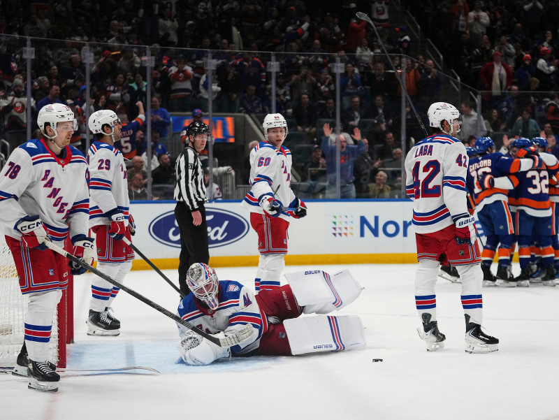 Hráči New Yorku Rangers po inkasovanom góle