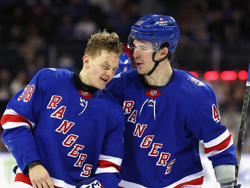 Adam Sýkora (vľavo) po svojej prvej bitke v NHL a jeho český spoluhráč Jaroslav Chmelař