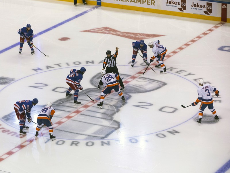 Vhadzovanie buly v derby zápase medzi Rangers a Islanders