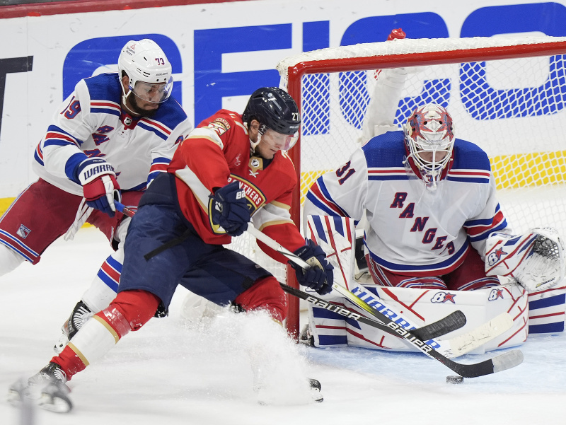 Eetu Luostarinen (Florida) a jeho manéver pred bránkou Rangers