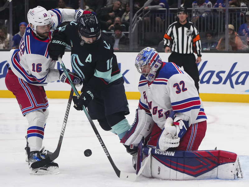 Brankár NY Jonathan Quick zasahuje pri šanci Mattyho Beniersa zo Seattlu
