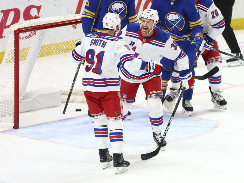 Hokejisti Rangers oslavujú gól 