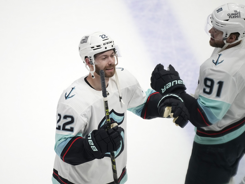 Hokejisti Seattlu Kraken Oliver Bjorkstrand a Daniel Sprong spred dvoch rokov, aktuálne budú opäť spoluhráči