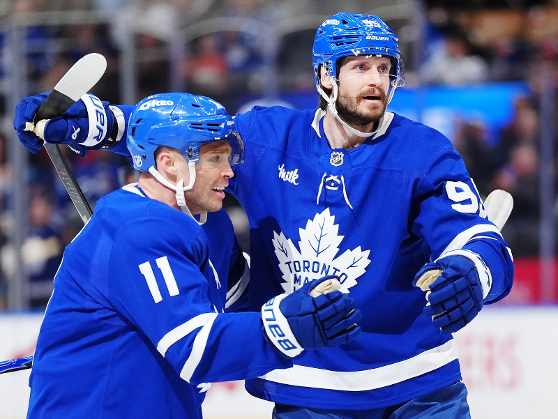 Max Domi a Oliver Ekman-Larsson, hráči Toronta Maple Leafs