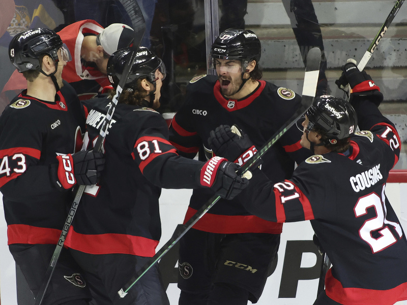 Hokejisti Ottawy Senators sa radujú z gólu, Zack MacEwen v strede