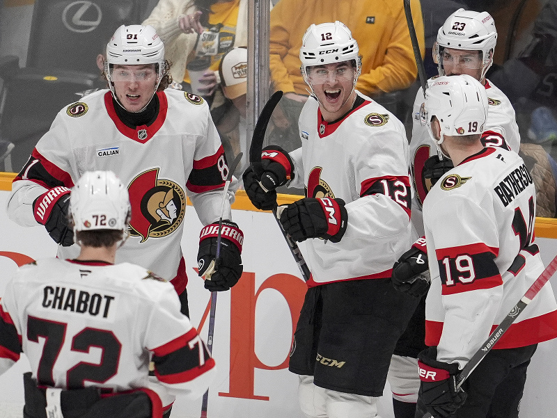 Hokejisti Ottawy Senators oslavujú gól