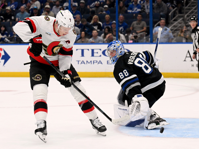 Hráč tímu Ottawa Senators Brady Tkachuk (7) strieľa proti brankárovi tímu Tampa Bay Lightning Andrejovi Vasilevskému (88)