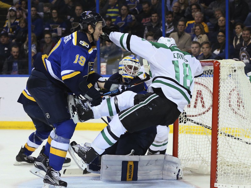 Obranca St. Louis Jay Bouwmeester si brutálne poradil s útočníkom Dallasu Patrickom Eavesom