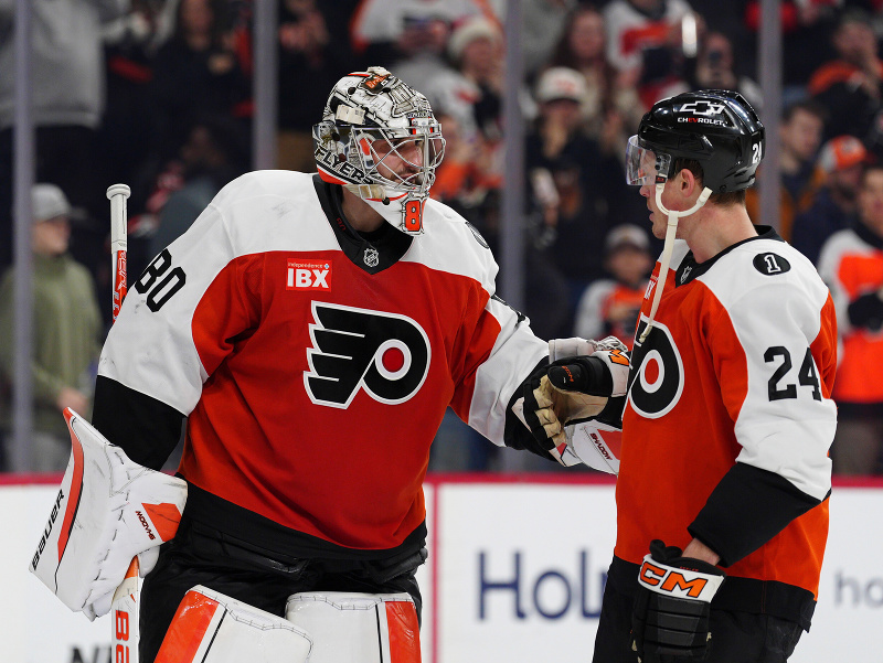 Brankár Daniel Vladař a obranca Nick Seeler sa tešia z výhry Philadelphie