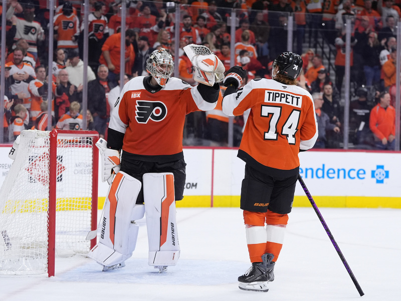 Owen Tippett a brankár Daniel Vladař sa tešia z víťazstva Philadelphie v play-off
