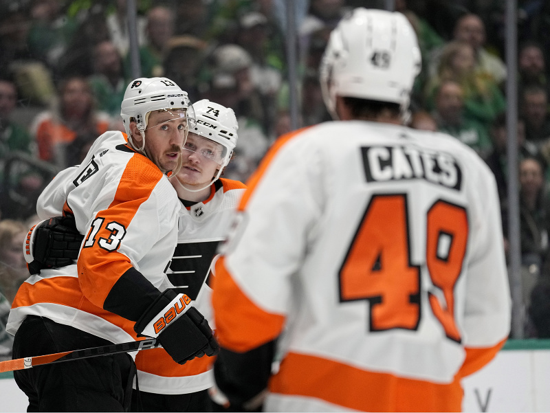 Hokejisti Philadelphie Flyers oslavujú gól 