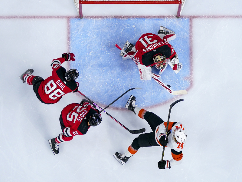 Nolan Foote (25) pred brankárom New Jersey Devils Kaapom Kahkonenom