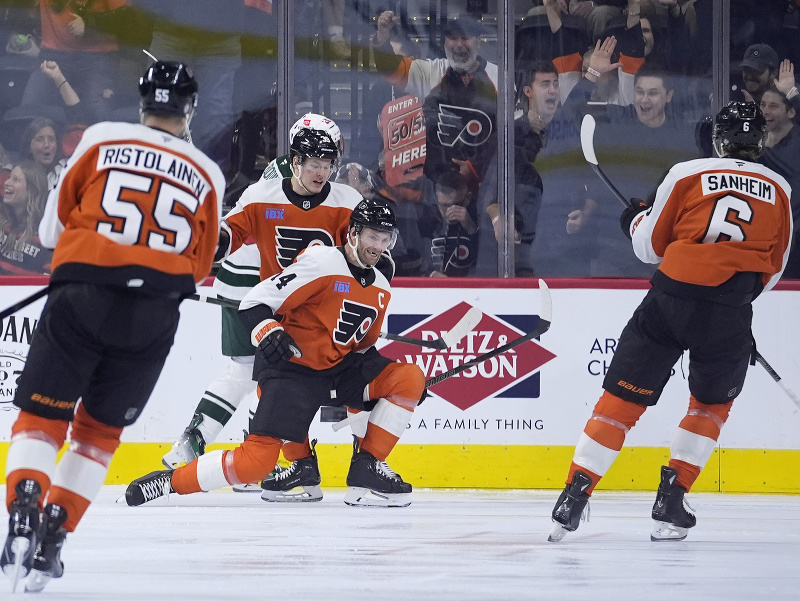 Sean Couturier (14) a jeho gólové oslavy so spoluhráčmi