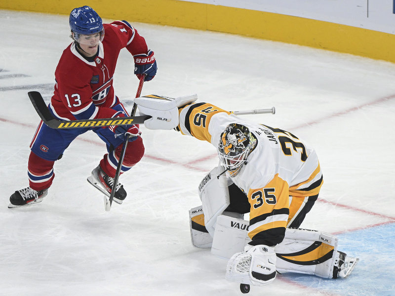 Útočník Montrealu Cole Caufield a gólman Pittsburghu Penguins Tristan Jarry 
