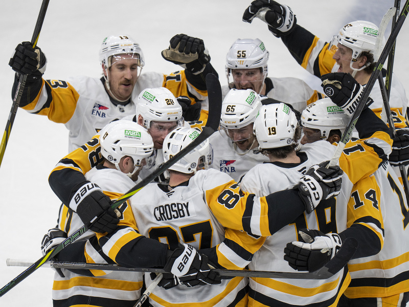 Hokejisti Pittsburghu oslavujú víťazstvo
