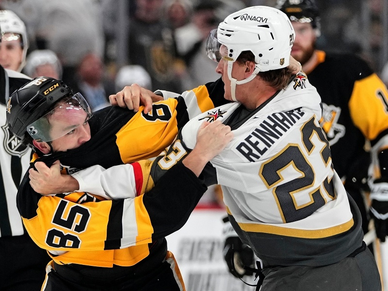 Avery Hayes (85) a Cole Reinhardt (23) pri vzájomnej bitke