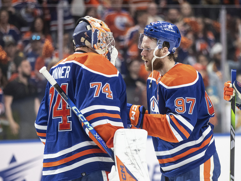 Connor McDavid a Stuart Skinner oslavujú dôležité víťazstvo