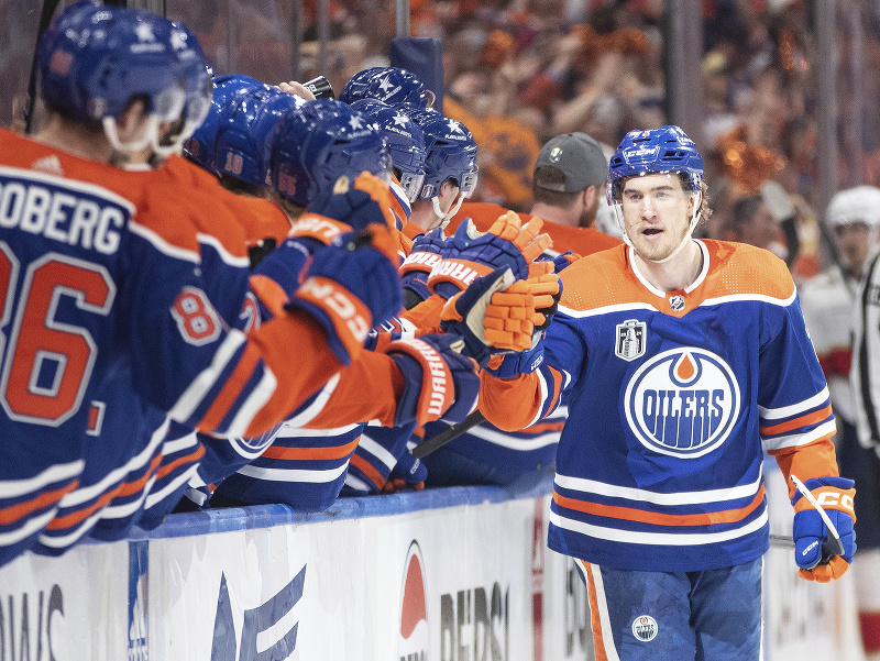 Ryan McLeod (Edmonton) oslavuje gól 