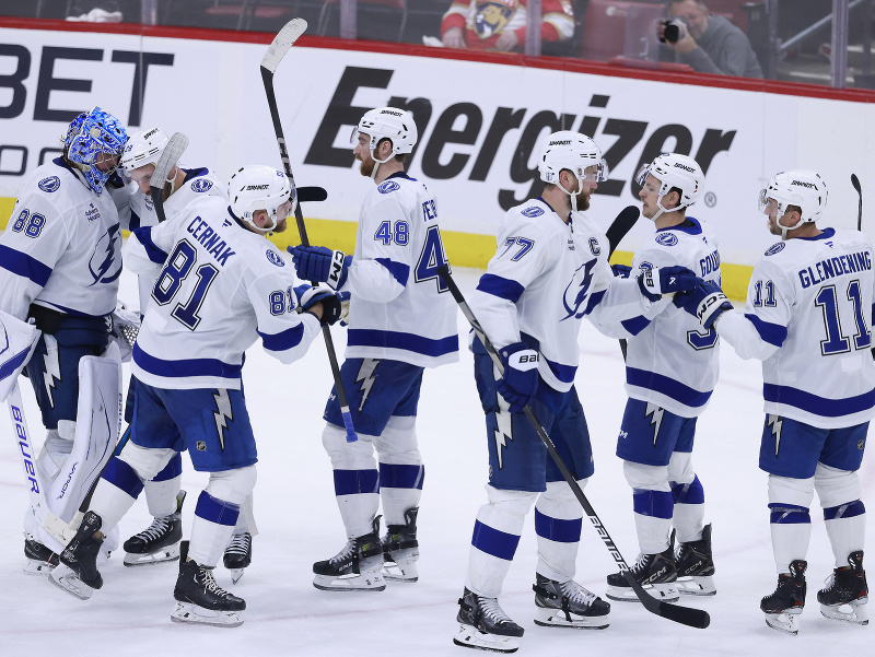 Erik Černák (81) s hokejistami Tampy Bay oslavuje triumf na ľade Floridy Panthers