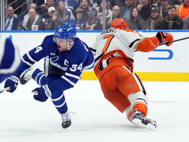 Radko Gudas fauluje Austona Matthewsa