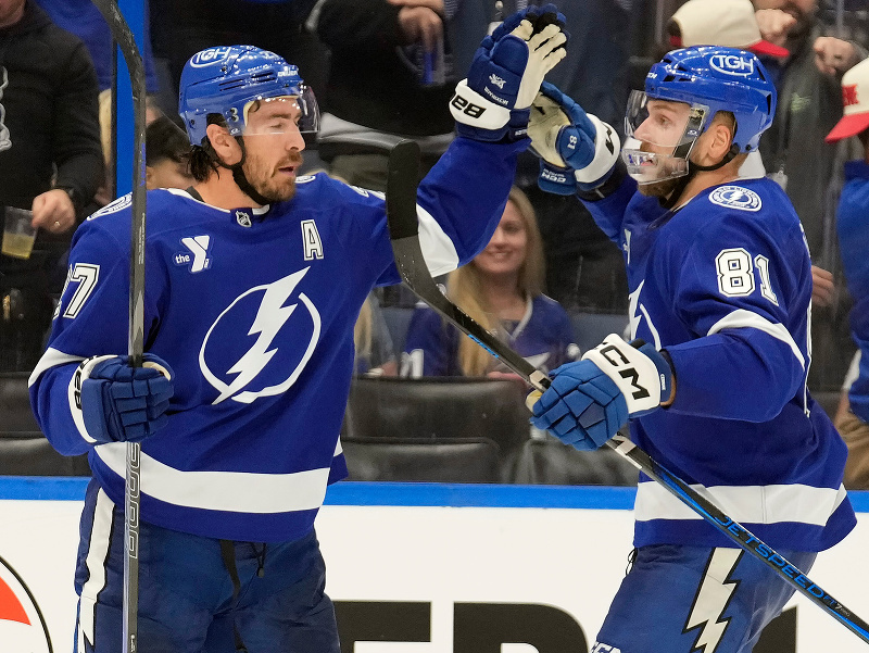 Erik Černák (vpravo) a Ryan McDonagh sa radujú z gólu