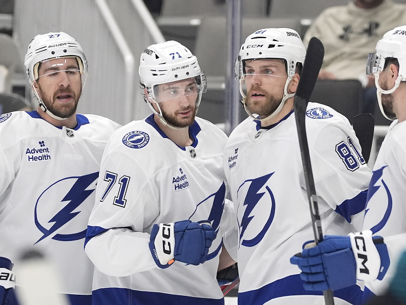 Anthony Cirelli, Ryan McDonagh a Erik Černák 