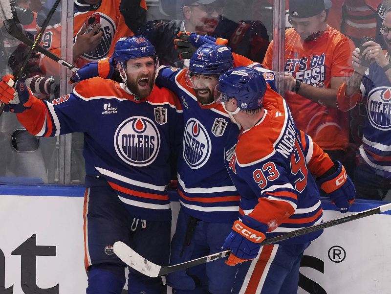 Leon Draisaitl, Evan Bouchard a Ryan Nugent-Hopkins oslavujú víťazný gól Oilers v prvom finále
