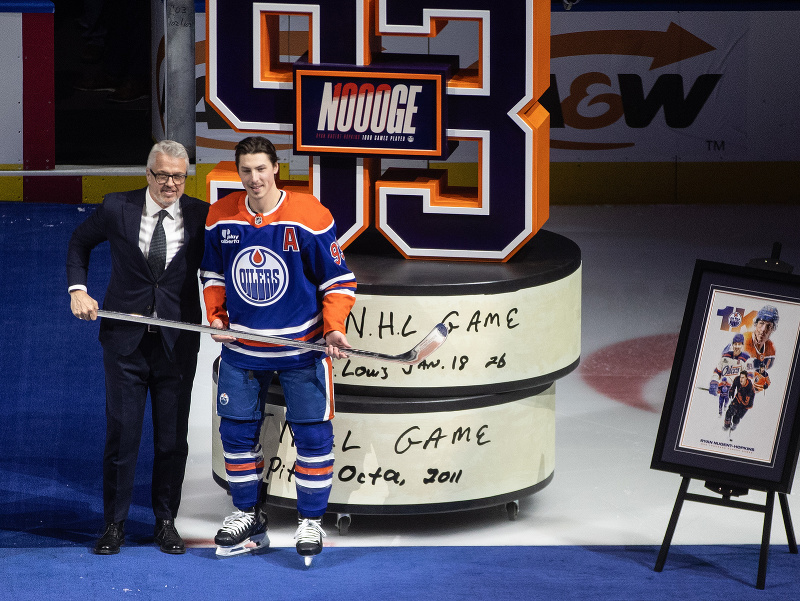 Ryan Nugent-Hopkins dostáva plaketu za 1000 zápasov v NHL