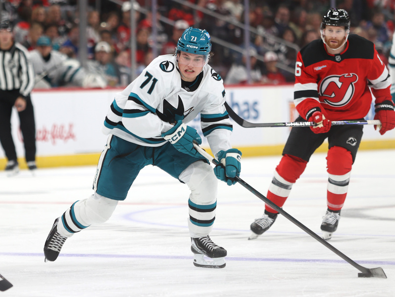 Útočník Sharks Macklin Celebrini s pukom na hokejke