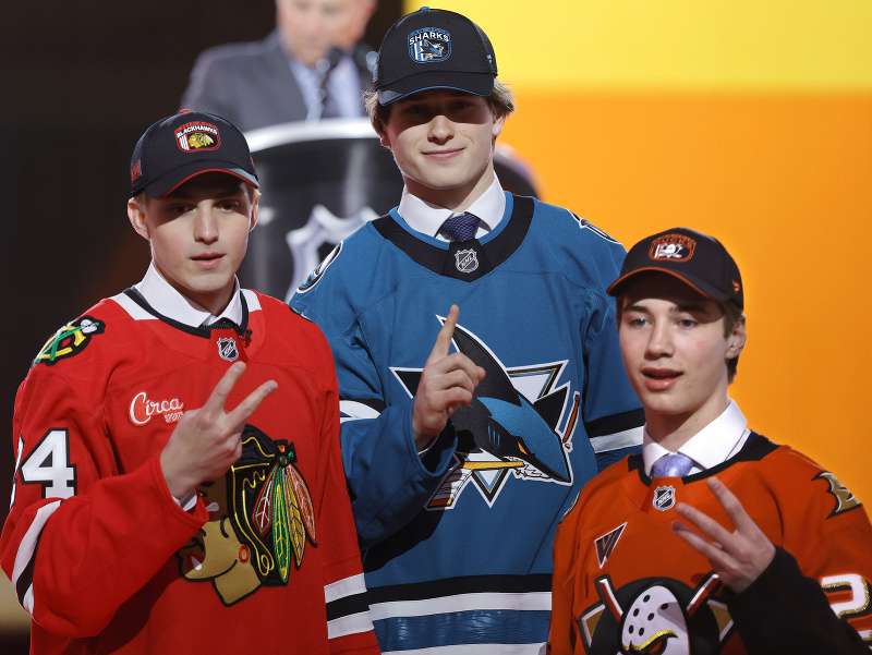 Prvá trojka NHL draftu 2024, zľava Arťom Levšunov, Macklin Celebrini a Beckett Sennecke