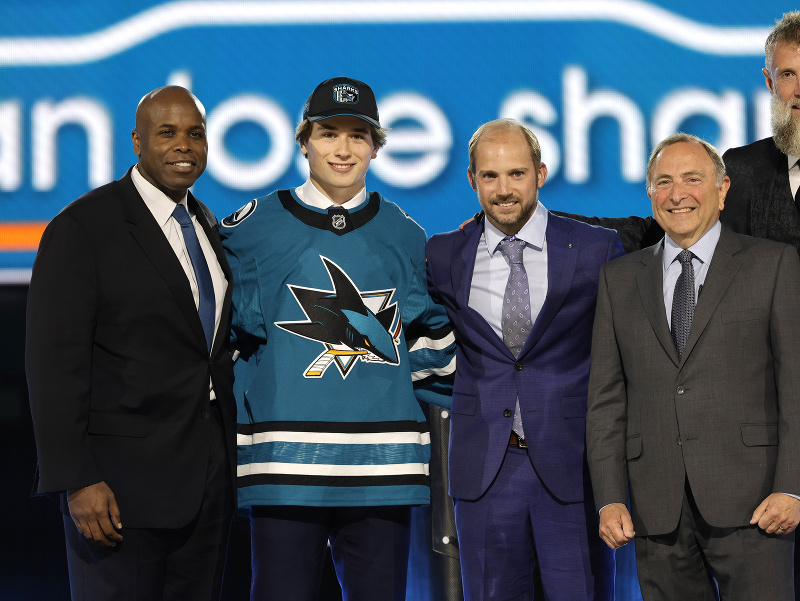 Na snímke útočník Macklin Celebrini (druhý zľava), ktorý sa stal podľa očakávania jednotkou tohtoročného draftu NHL, pózuje počas 1. kola draftu zámorskej NHL v aréne Sphere v Las Vegas