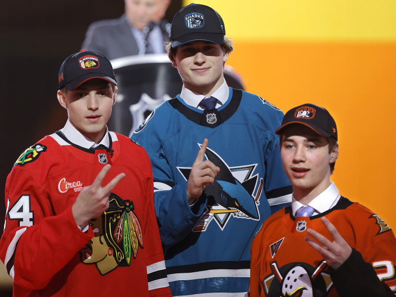 Prvá trojka NHL draftu 2024, zľava Arťom Levšunov, Macklin Celebrini a Beckett Sennecke