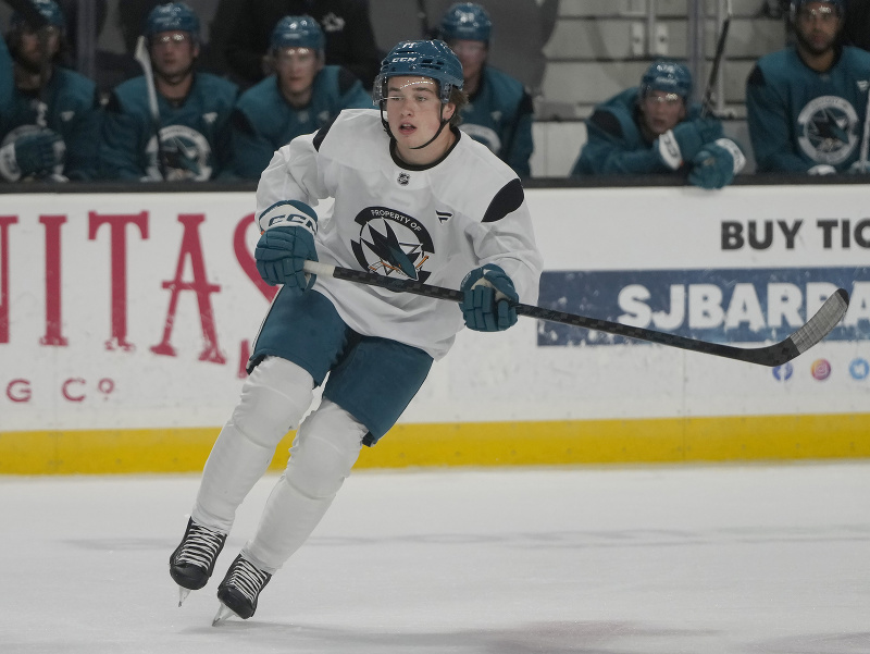 Macklin Celebrini, jednotka NHL draftu 2024, v tréningovom kempe San Jose Sharks