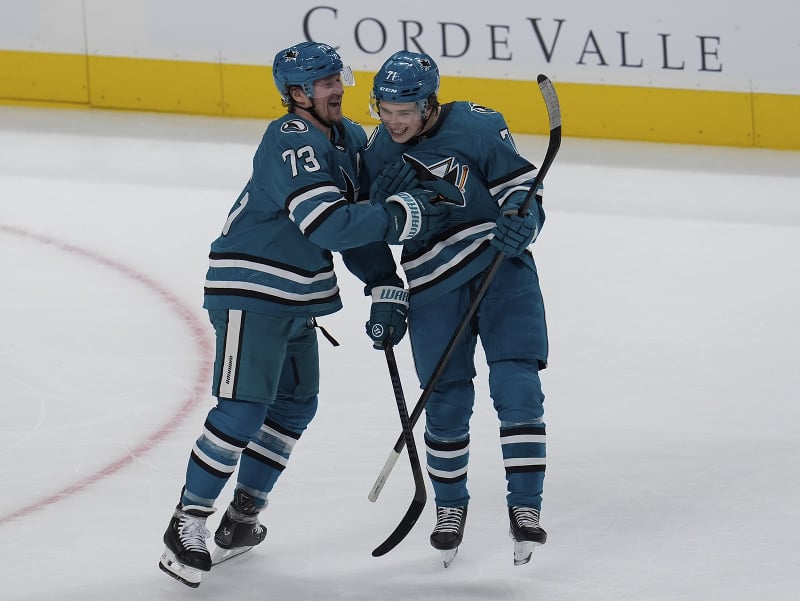 Macklin Celebrini (vpravo) a Tyler Toffoli sa radujú