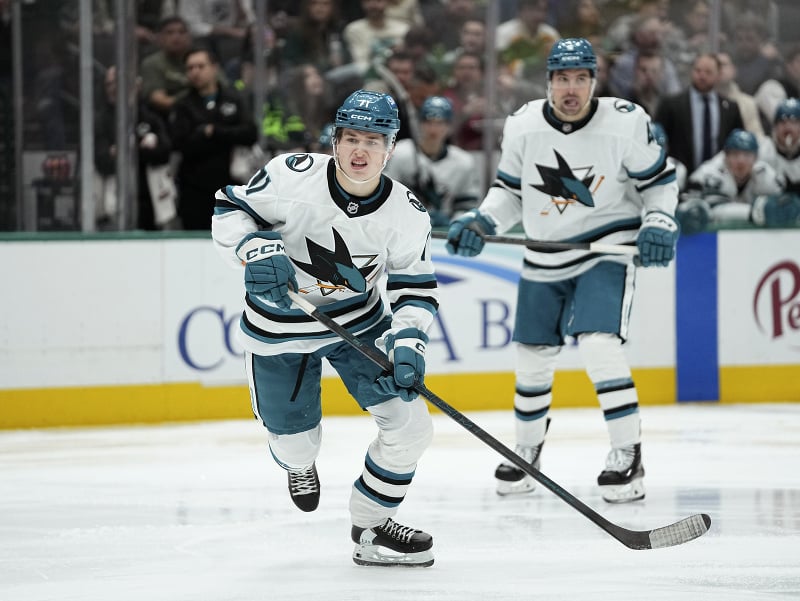 Kanadská hokejová hviezda Macklin Celebrini v drese San Jose Sharks