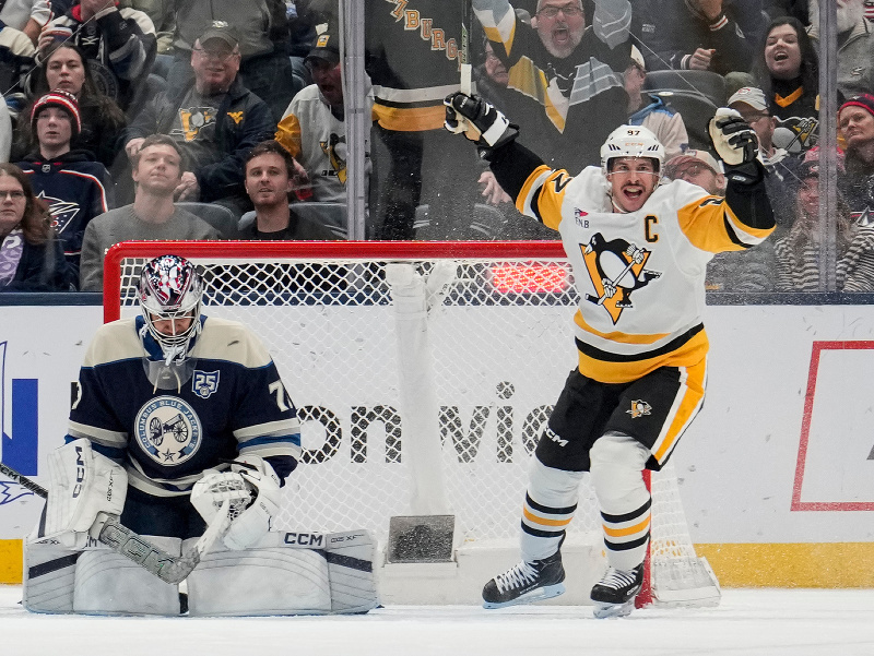 Center Pittsburghu Penguins Sidney Crosby (87) oslavuje gól proti brankárovi Columbusu Blue Jackets Jetovi Greavesovi (73) počas tretej tretiny zápasu NHL