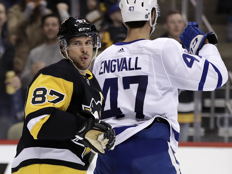 Sidney Crosby, vedľa neho Pierre Engvall