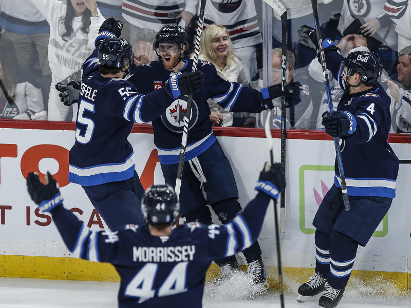 Hokejisti Winnipegu oslavujú gól