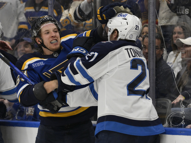 Jake Neighbours verzus Dominic Toninato