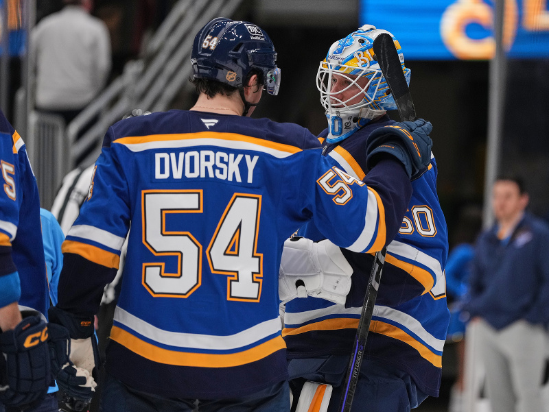 Jordan Binnington a Dalibor Dvorský oslavujú víťazstvo