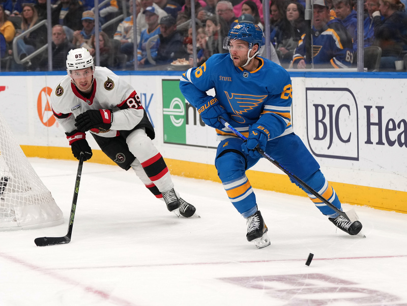 Hokejista St. Louis Blues Nathan Walker (26) a hráč Ottawy Senators Lars Eller (89) počas zápasu 