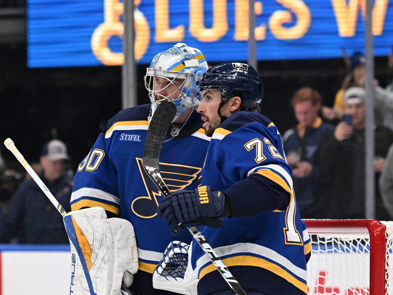 Joel Hofer a Justin Faulk sa radujú po výhre St. Louis Blues